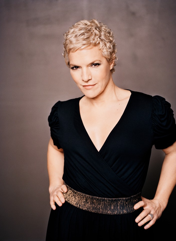 Ina Müller ist eine Frau voller Überraschungen und mit vielen Talenten (Fotograf: Mathias Bothor/©105 Music GmbH) http://www.linea-futura.de/wp-content/uploads/2011/04/14-46-702x960.jpg