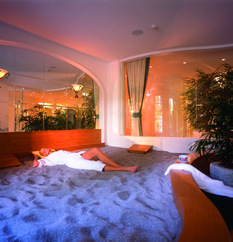 Rainbow Spa & Garden Warmer Sand http://www.linea-futura.de/wp-content/uploads/2011/04/Rainbow-Spa-Garden-Warmer-Sand-923x960.jpg