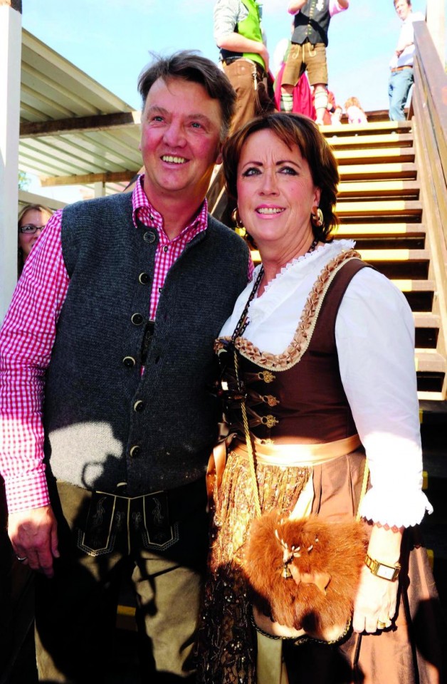 Findet das Oktoberfest „spaßvoll“, Louis van Gaal mit seiner Frau Truus (©P.O.A.) http://www.linea-futura.de/wp-content/uploads/2011/05/041009-POA-Wiesn_031_Kweb-628x960.jpg