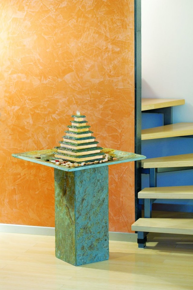 ‚ph arao‘ – Kaum ein Brunnen fördert den positiven Energiefluss so sehr, wie dieser. Bereits bei den Maya stellte die Stufenpyramide die „Heilige Geometrie“ dar. In ihr spiegelt sich die Urenergie. Leben in Raum und Zeit erwacht. H: 90 cm, B: 60 cm, T: 60 cm – 499,-- € http://www.linea-futura.de/wp-content/uploads/2011/05/20033_Kweb-640x960.jpg