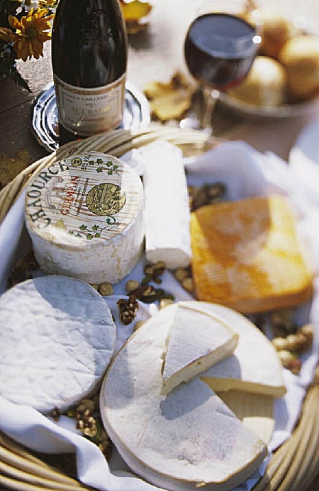 In PARIS gibt es auch viele „Bio-Märkte“ mit ausgesuchten Spezialitäten an Käse und Weinen (©ATO UT FRANCE) http://www.linea-futura.de/wp-content/uploads/2011/05/20097760_Kweb-623x960.jpg