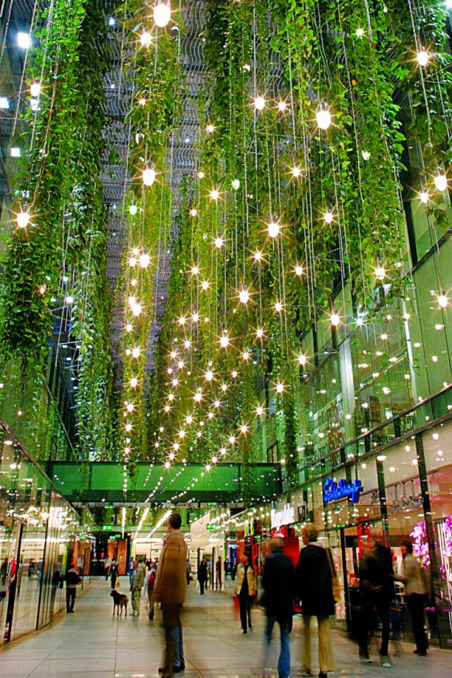 Salvatorpassage mit den „Hängenden Gärten“ von Tita Giese (©Union Investment Real Estate GmbH) http://www.linea-futura.de/wp-content/uploads/2011/05/Bild_1_Fuenf_Hoefe_Kweb-640x960.jpg