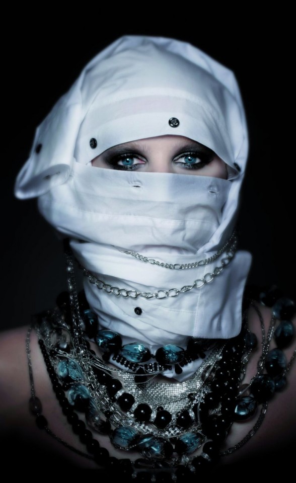 Zeichnung/Entwurf Schmuck-Styling (©Kristopher Kempf) http://www.linea-futura.de/wp-content/uploads/2011/05/Styling_Kweb-588x960.jpg