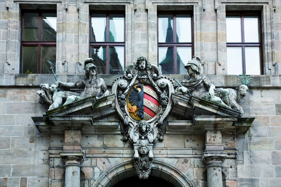 Detail aus dem rechten Portal des Nürnberger Rathauses (©Tourismus-Zentrale Nürnberg) http://www.linea-futura.de/wp-content/uploads/2011/05/wolffscher_bau_05_Kweb-960x640.jpg