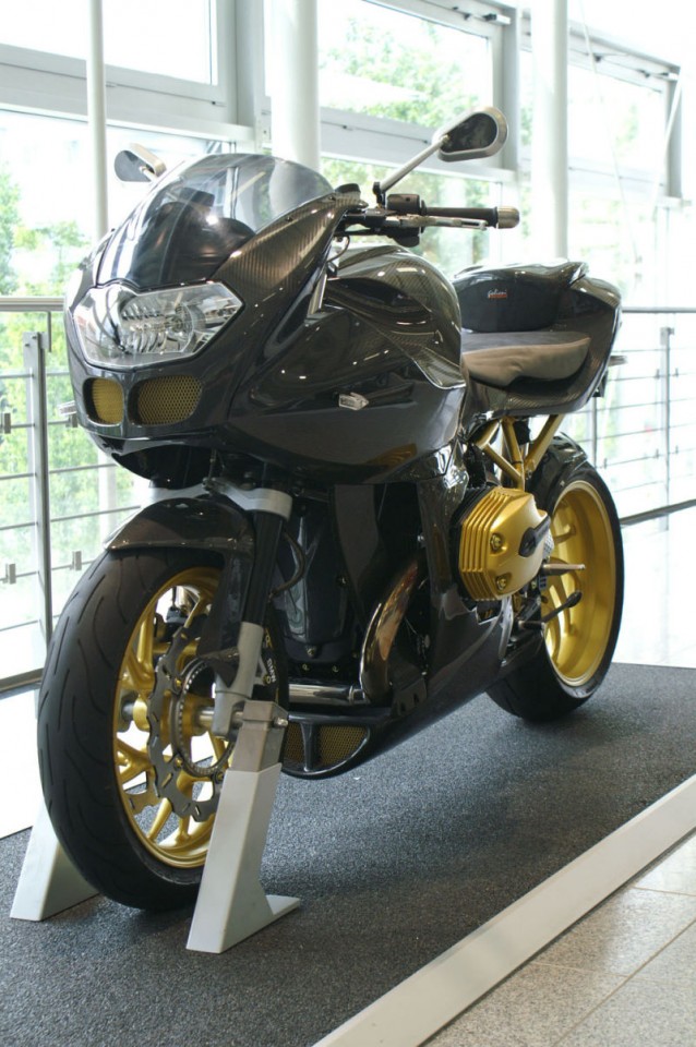 BMW R1200S mit Komplettumbau in Carbon Sicht, Funktionsteile in Flugzeugaluminium, Sonderlackierung http://www.linea-futura.de/wp-content/uploads/2011/06/PICT0009web-638x960.jpg