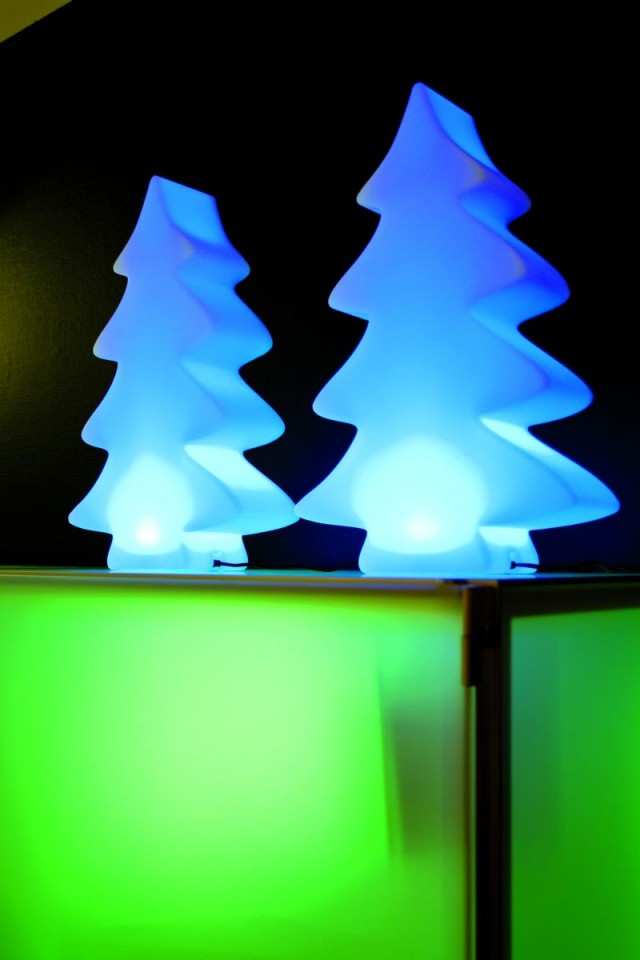 LUMENIO LED mini und micro, per Fernbedienung leuchten sie in 15 verschiedenen Farben, auch dimmen ist möglich http://www.linea-futura.de/wp-content/uploads/2011/06/lumenio_cw2010web-640x960.jpg