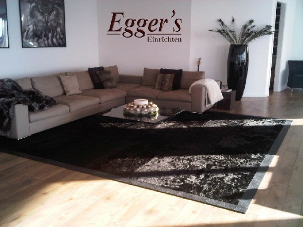 Egger's Einrichten http://www.linea-futura.de/wp-content/uploads/2011/11/Eggers-Einrichten-Sofa-620x465.jpg