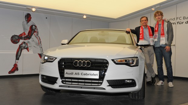 Thomas Günther, Gesamtvertriebsleiter Audi Region Süd mit Tim Bendzko http://www.linea-futura.de/wp-content/uploads/2011/12/Audi_FCBB_ThomasGünther-und-Tim-Bendzko_01-620x348.jpg