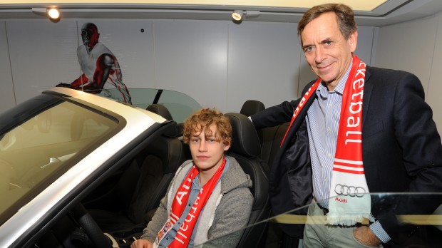 Thomas Günther, Gesamtvertriebsleiter Audi Region Süd mit Tim Bendzko http://www.linea-futura.de/wp-content/uploads/2011/12/Audi_FCBB_ThomasGünther-und-Tim-Bendzko_02-620x348.jpg