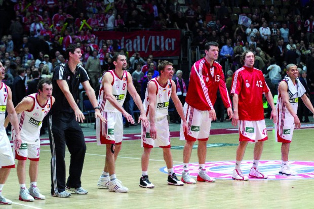 FC Bayern Basketball - Laola nach dem Spiel in der Münchner Olympiahalle vor 12.200 Zuschauern (Foto: FC Bayern) http://www.linea-futura.de/wp-content/uploads/2011/12/FC-Bayern-Basketball-1-620x413.jpg