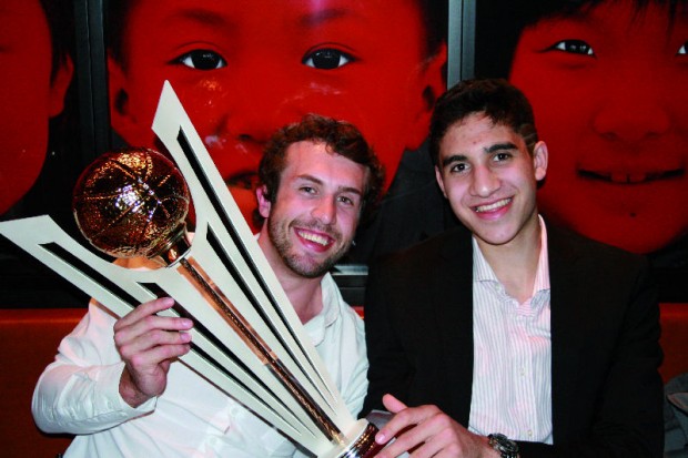 FC Bayern Basketball - Bastian beim Saisonabschlussessen im Mangostin am 26.04.2011 (Foto: FC Bayern) http://www.linea-futura.de/wp-content/uploads/2011/12/FC-Bayern-Basketball-2-620x413.jpg