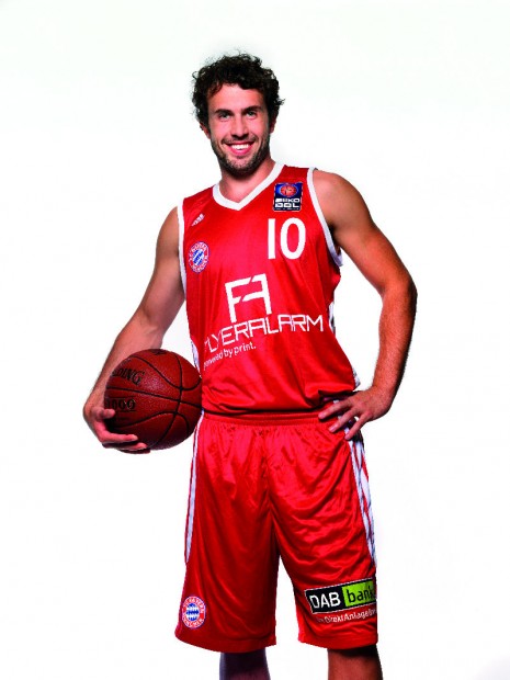 FC Bayern Basketball - Bastian Doreth in Position (Foto: FC Bayern) http://www.linea-futura.de/wp-content/uploads/2011/12/FC-Bayern-Basketball-4-465x620.jpg