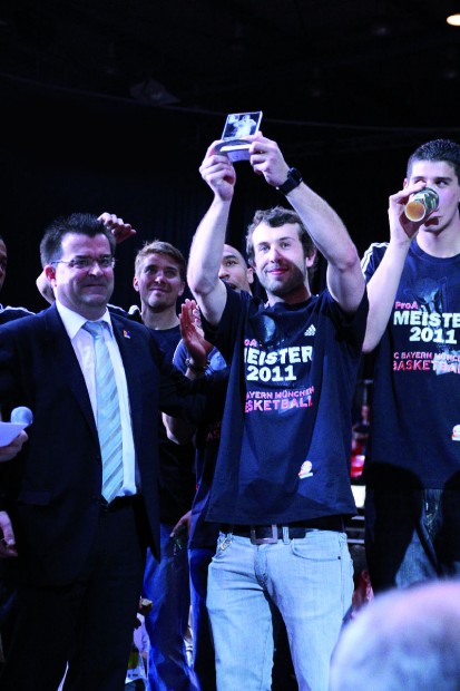 FC Bayern Basketball - Bastian wurde zum ProA-Youngster der Saison 2010/11 gewählt, hier: die Übergabe des Pokals durch Martin Hornberger (Foto: FC Bayern) http://www.linea-futura.de/wp-content/uploads/2011/12/FC-Bayern-Basketball-5-413x620.jpg