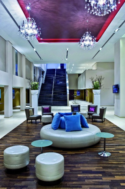 http://www.linea-futura.de/wp-content/uploads/2011/12/Leonardo-Royal-Hotel-Muenchen_Ballroom-Foyer_1-412x620.jpg