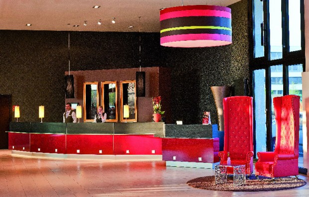 http://www.linea-futura.de/wp-content/uploads/2011/12/Leonardo-Royal-Hotel-Muenchen_Lobby_2-620x397.jpg
