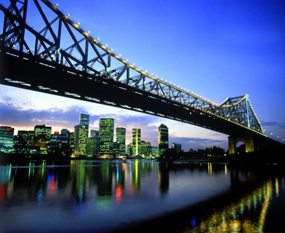 Abendstimmung  in Brisbane City, die Story Bridge wird nachts eindrucksvoll beleuchtet (Foto: images.australia.com)