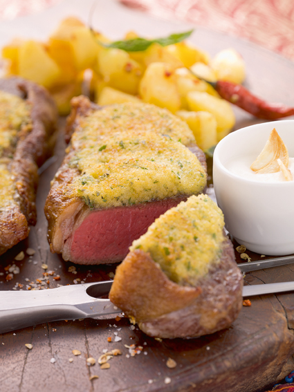 Al­fons Schuh­beck - Rinderlende mit Zatarkruste auf Knoblauchsauce und ...
