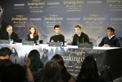 Bill Condon, Kristen Stewart, Taylor Lautner, Robert Pattinson, Wyck Godfrey bei der Pressekonferenz für BREAKING DAWN - BISS ZUM ENDE DER NACHT Teil 2. © 2012 Concorde Filmverleih GmbH